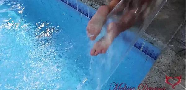  Exibição dos meus pés na piscina - produção Liu Gang
